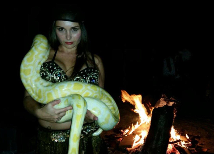 gipsy feest danseres met slangen